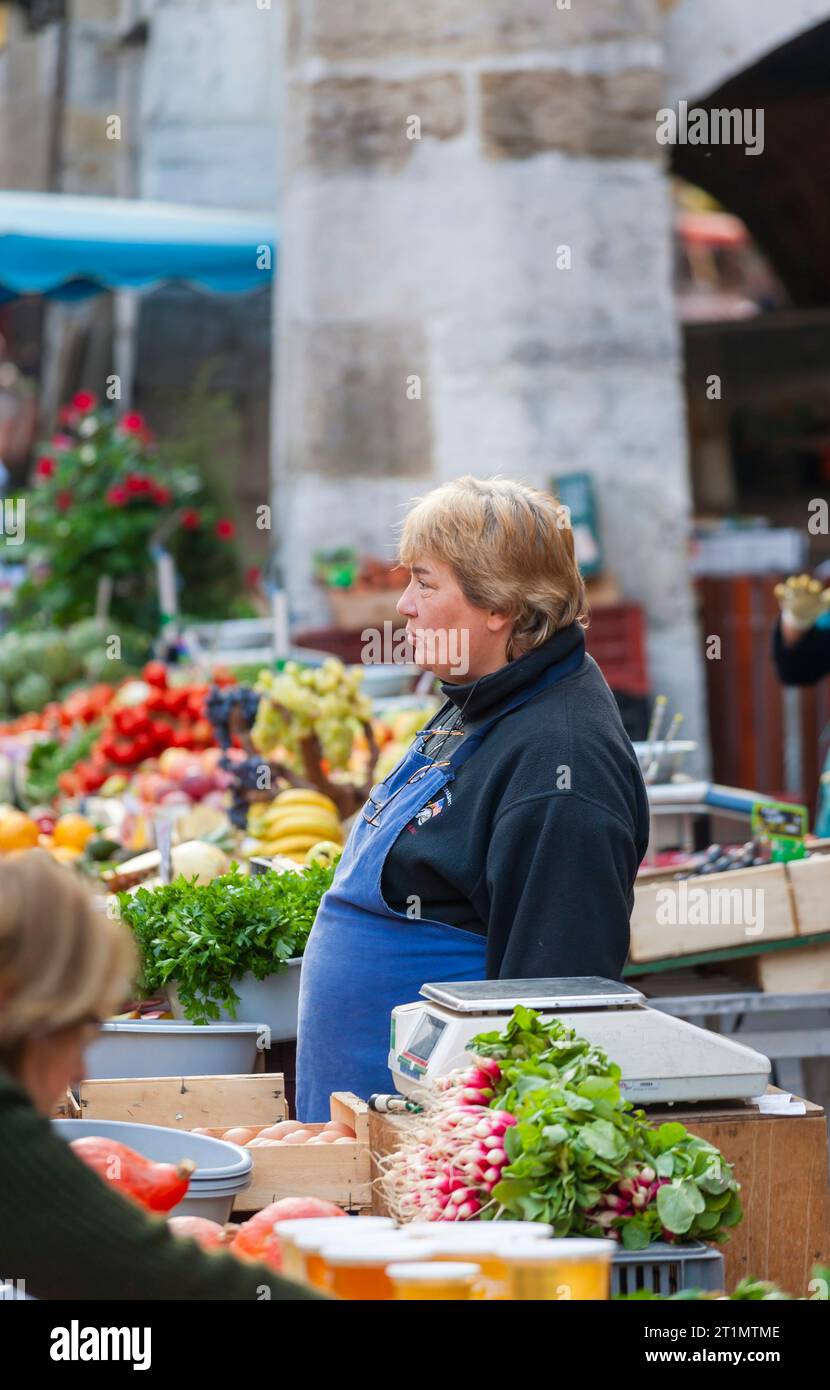 Eine französische Ladenhalterin pflegt ihr frisches Gemüse und Gemüse auf dem Lebensmittelmarkt in der Altstadt von Annecy, Frankreich Stockfoto