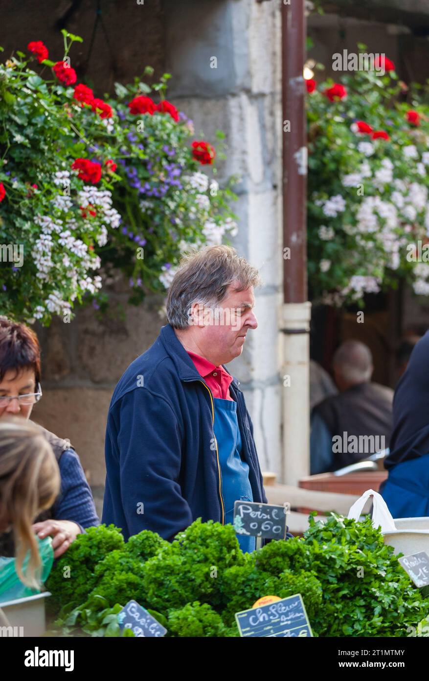 Ein lokaler französischer Stallhalter pflegt sein frisches Gemüse und seine Produkte auf dem Markt für Lebensmittel im Freien in der Altstadt von Annecy, Frankreich Stockfoto