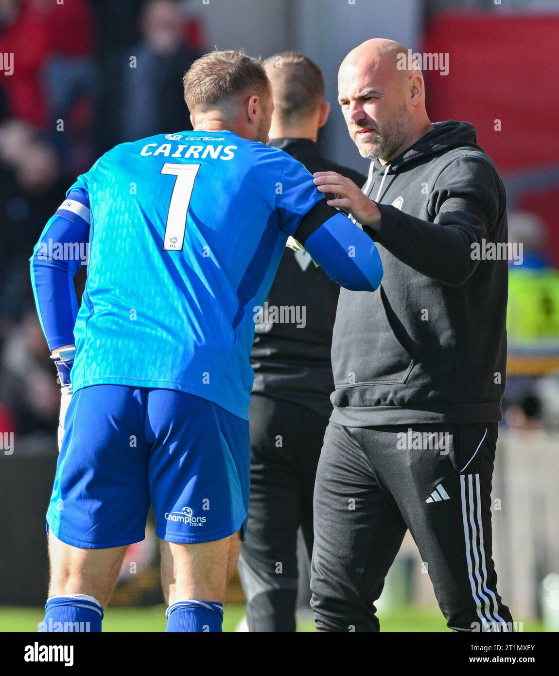 Wrexham, Großbritannien. Oktober 2023. Neil Wood Manager des Salford City Football Club und Alex Cairns 1# des Salford City Football Club unterhalten sich während einer Spielpause während des Spiels der Sky Bet League 2 Wrexham gegen Salford City in Stok CAE Ras, Wrexham, Großbritannien, 14. Oktober 2023 (Foto: Cody Froggatt/News Images) in Wrexham, Großbritannien am 14.10.2023. (Foto: Cody Froggatt/News Images/SIPA USA) Credit: SIPA USA/Alamy Live News Stockfoto