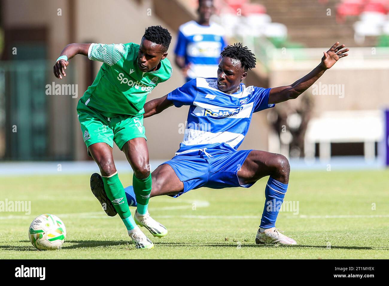 NAIROBI, KENIA - 7. OKTOBER: GOR Mahia Rogers Mugisha im Kampf gegen AFC Leoparden Bonface Kweyu während des FKF-Premier-League-Spiels zwischen Gor mAh Stockfoto