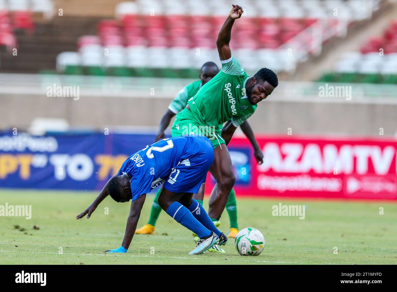 NAIROBI, KENIA - 7. OKTOBER: GOR Mahia Benson Omalla (Top) kämpft mit AFC-Leoparden Vincent Mahiga während des FKF-Premier-League-Spiels zwischen Gor mAh Stockfoto