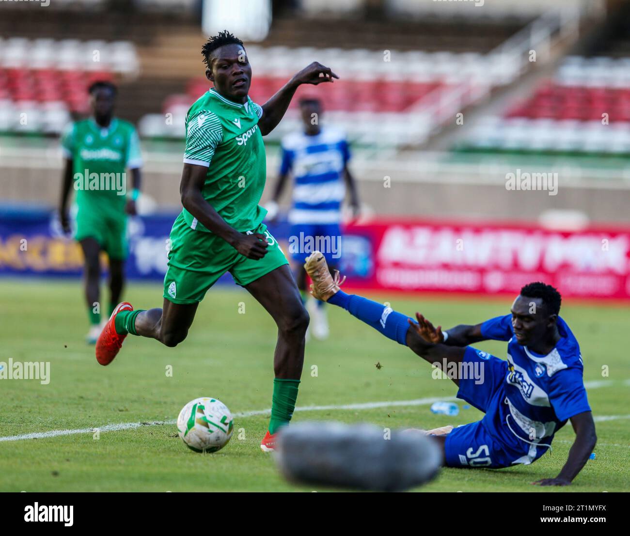 NAIROBI, KENIA - 7. OKTOBER: GOR Mahia Ronney Onyango (links) streitet mit dem AFC-Leoparden Victor Otieno während des FKF-Premier-League-Spiels zwischen Gor Ma Stockfoto