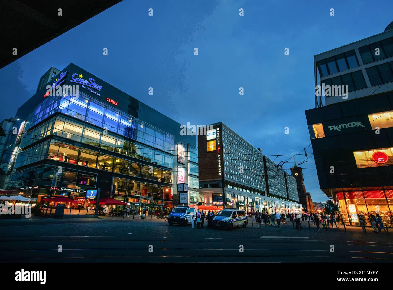 08-26-2023 Berlin, Deutschland. Berliner Innenstadt - Unschärfstunde und beleuchtete deutsche Hauptstadt (Berlin) - 2 Autos, Polizei und altes Rathaus Stockfoto
