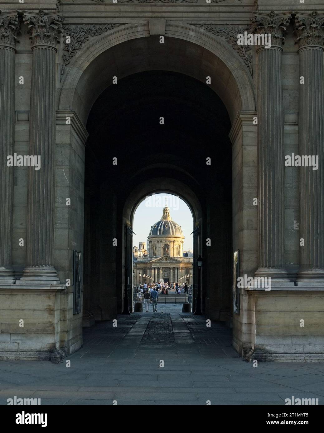 Barockstil Institut of France, Blick über die Pont des Arts durch den Torbogen Porte des Arts im palais du louvre in paris frankreich Stockfoto