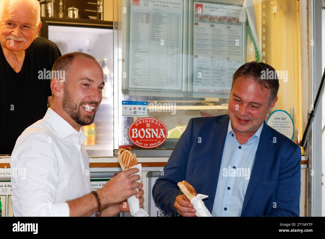 14.10.2023, Salzburg, AUT, Themenbild, Fototermin, Reportage, unterwegs in Salzburg, im Bild Andreas Balber und David Egger bei einer PK am Salzburger Würststandl, Pressekonferenz, Portrait, SPÖ, SPOE, Sozialdemokratie, Rot, *** 14 10 2023, Salzburg, AUT, Themenbild, Fotogelegenheit, Reportage, unterwegs in Salzburg, im Bild Andreas Balber und David Egger bei einem PK im Salzburger Würststandl, Pressekonferenz, Porträt, SPÖ, SPOE, Sozialdemokratie, rot, Stockfoto