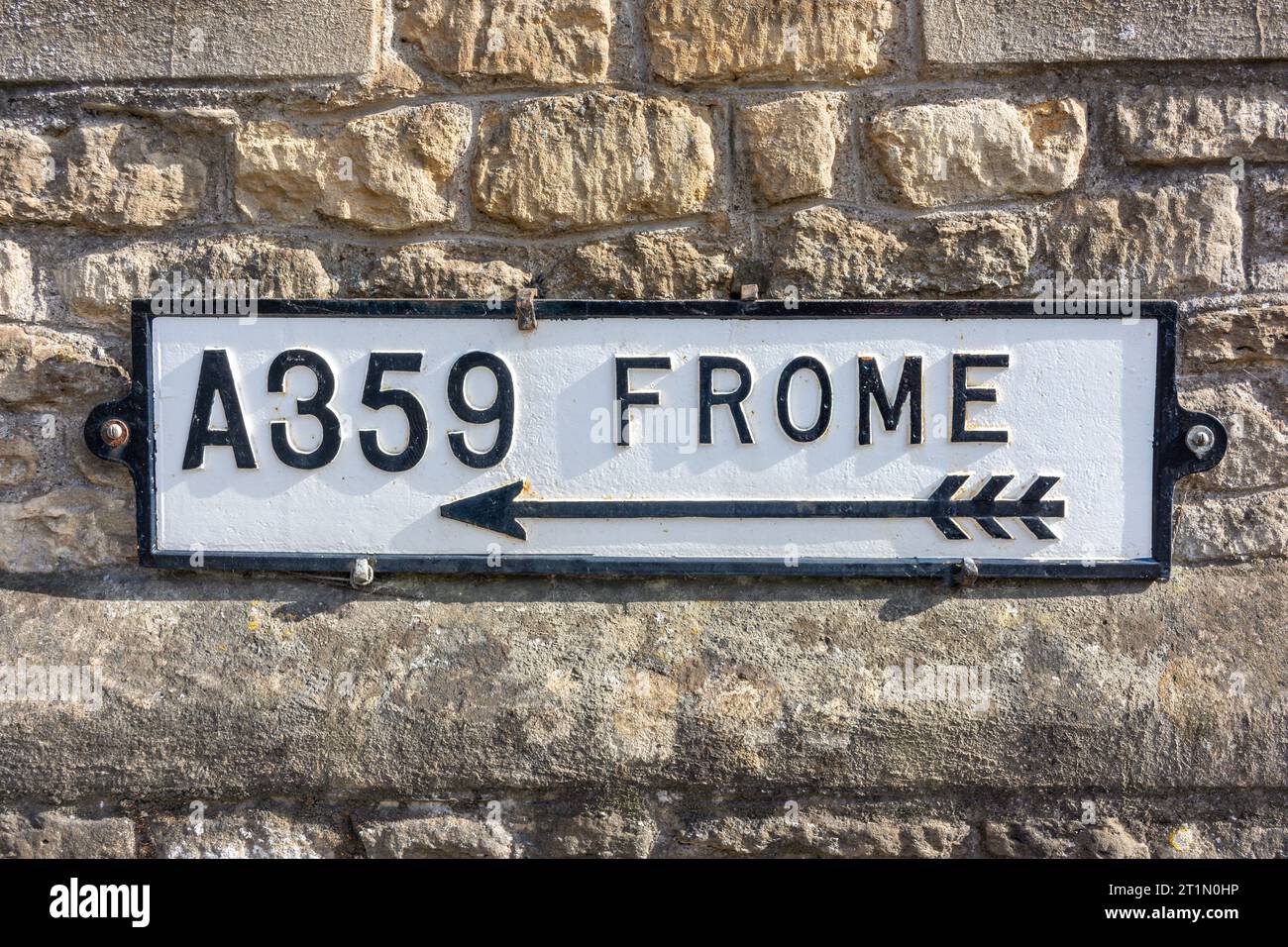 Epoche Frome Straßenschild, Quaperlake Street, Bruton, Somerset, England, Vereinigtes Königreich Stockfoto