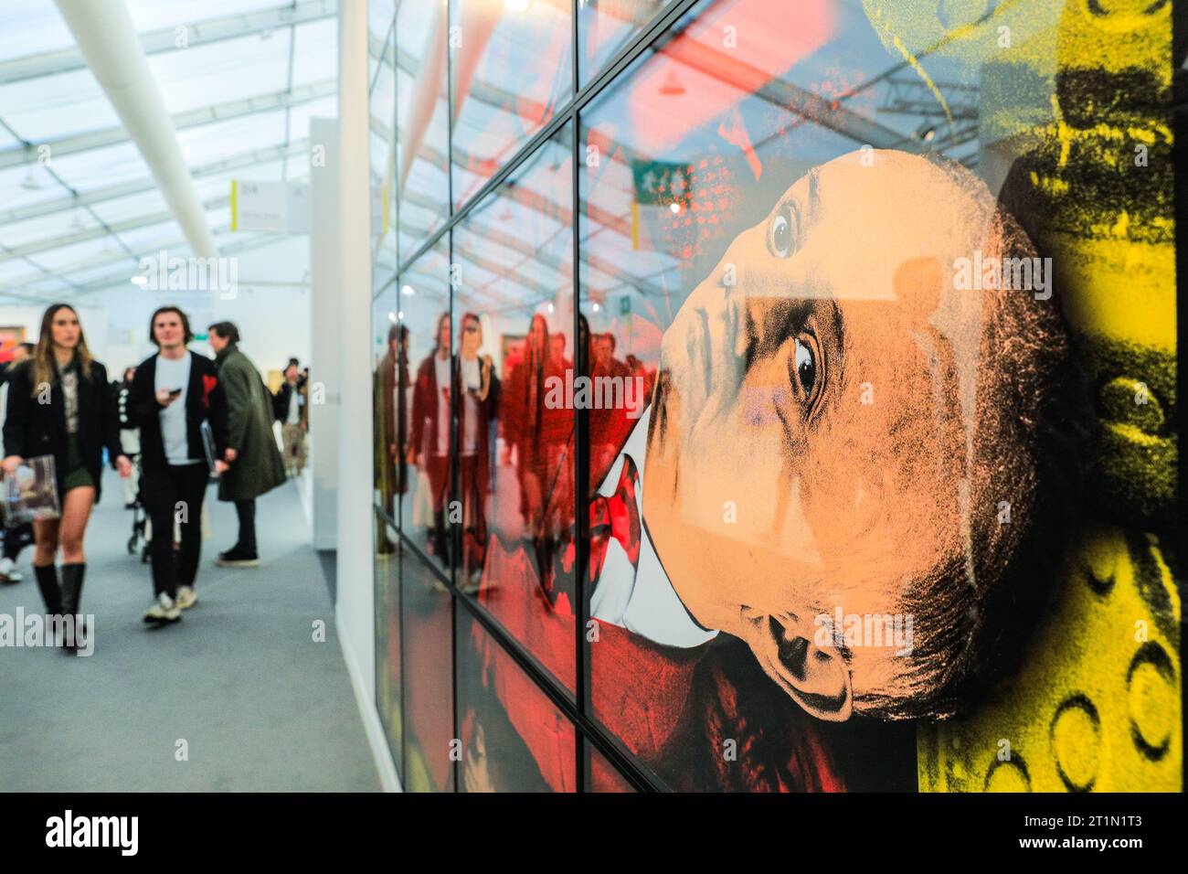 London, Großbritannien. Oktober 2023. Besucher mit „Shoeing“ von Gilbert & George, 2022, im White Cube Gallery Space. Die Frieze London, eine der einflussreichsten Messen für zeitgenössische Kunst, zieht weiterhin Besucher und Kunstkäufer an. Die Ausgabe 2023 feiert den 20. Jahrestag der Frieze London. Sie läuft am 11-15. Oktober 2023 im Regent's Park. Quelle: Imageplotter/Alamy Live News Stockfoto