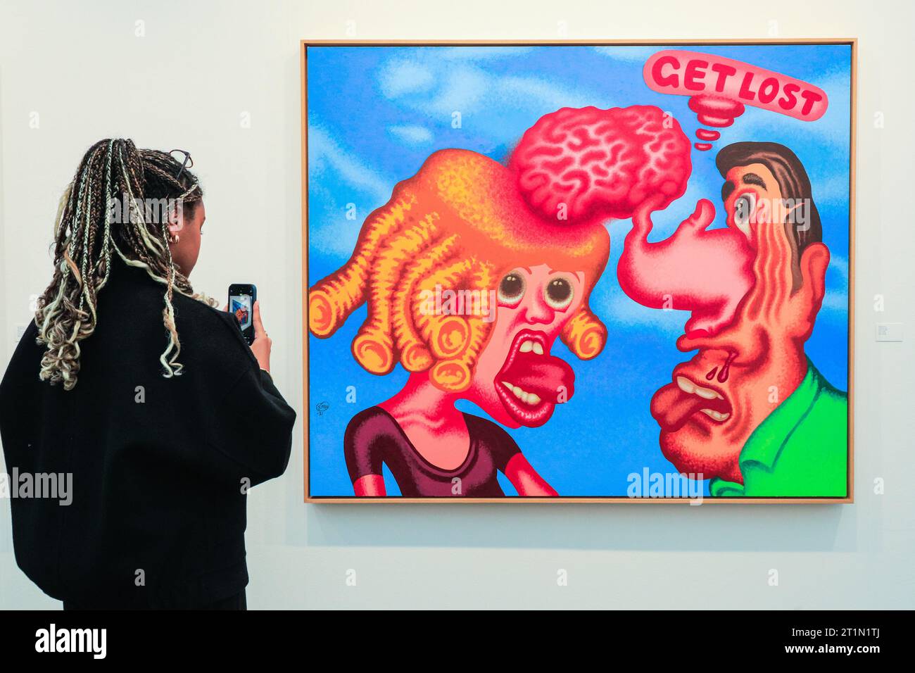 London, Großbritannien. Oktober 2023. Ein Besucher mit Peter Saul, 'Get Lost', 2021, im Michael Werner Galerieraum. Die Frieze London, eine der einflussreichsten Messen für zeitgenössische Kunst, zieht weiterhin Besucher und Kunstkäufer an. Die Ausgabe 2023 feiert den 20. Jahrestag der Frieze London. Sie läuft am 11-15. Oktober 2023 im Regent's Park. Quelle: Imageplotter/Alamy Live News Stockfoto