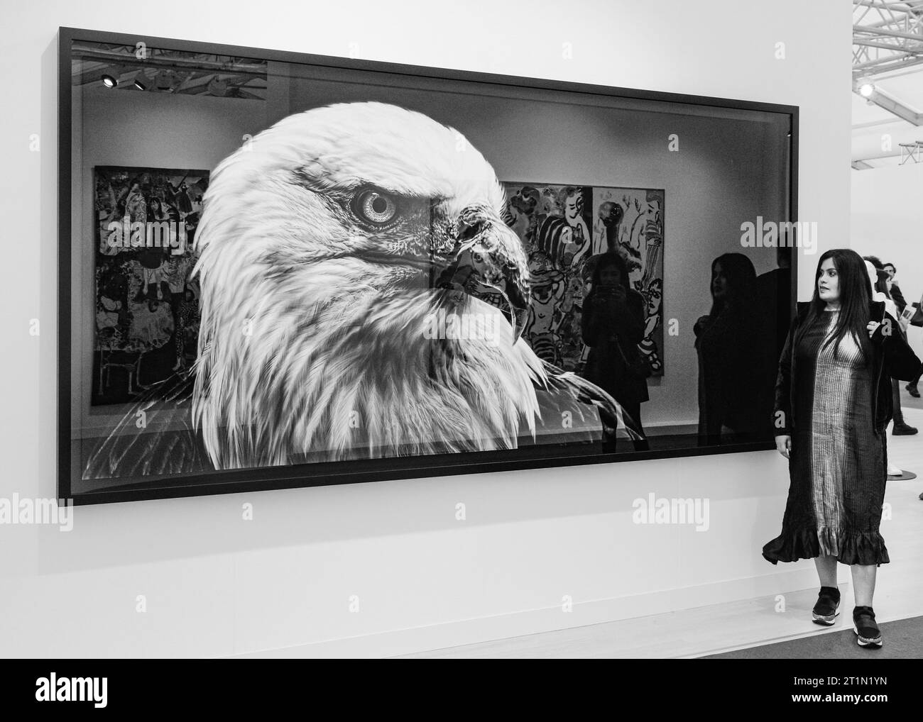 London, Großbritannien. Oktober 2023. Besucher mit Robert Longo, „Untitled (A Hunter's Gaze)“, 2023, am Stand der Pace Gallery. Die Frieze London, eine der einflussreichsten Messen für zeitgenössische Kunst, zieht weiterhin Besucher und Kunstkäufer an. Die Ausgabe 2023 feiert den 20. Jahrestag der Frieze London. Sie läuft am 11-15. Oktober 2023 im Regent's Park. Quelle: Imageplotter/Alamy Live News Stockfoto