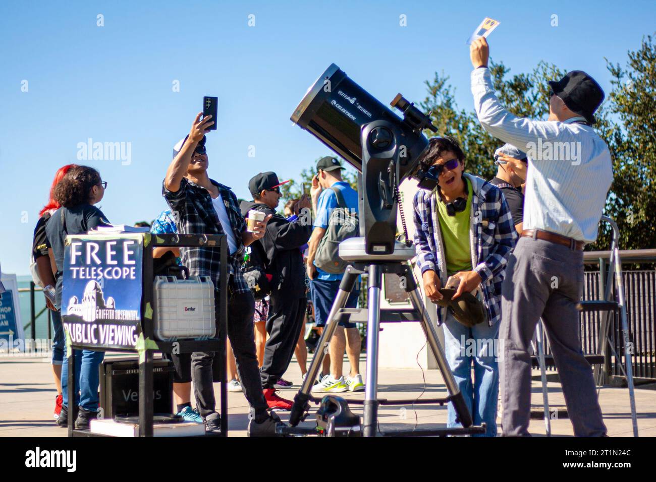Wir beobachten die Sonnenfinsternis am Griffith Observatorium Stockfoto