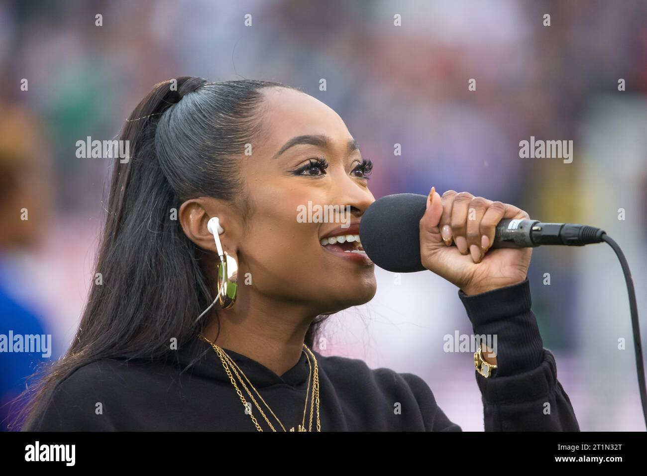 East Hartford, Usa. Oktober 2023. Kayla Brianna singt die Nationalhymne vor einem internationalen Freundschaftsspiel zwischen den USA und Deutschland am 14. Oktober 2023 im Pratt & Whitney Stadium in East Hartford, Connecticut. Quelle: Brazil Photo Press/Alamy Live News Stockfoto