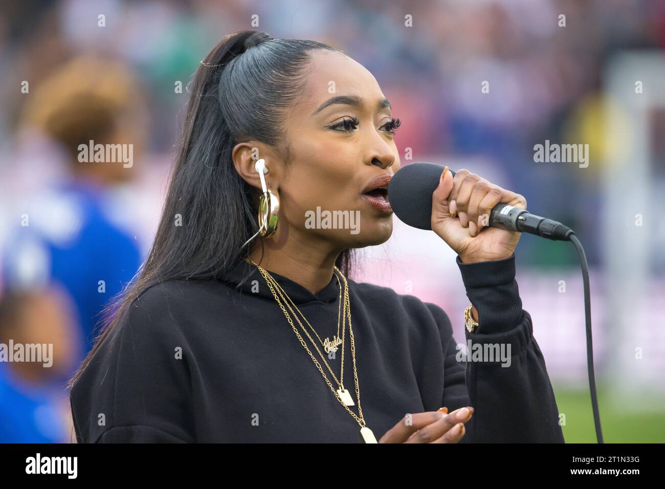 East Hartford, Usa. Oktober 2023. Kayla Brianna singt die Nationalhymne vor einem internationalen Freundschaftsspiel zwischen den USA und Deutschland am 14. Oktober 2023 im Pratt & Whitney Stadium in East Hartford, Connecticut. Quelle: Brazil Photo Press/Alamy Live News Stockfoto