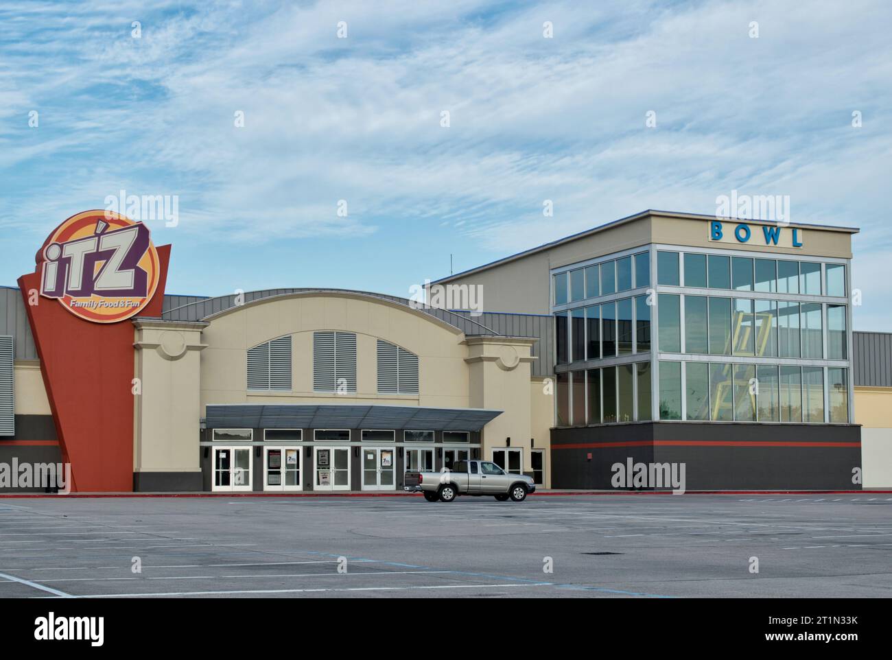 Houston, Texas, USA 07-04-2023: ITZ, familienfreundliche Gaststätten und unterhaltsame Gebäude, Außenansicht und Parkplatz in Houston, TX. Lokales Spielhalle- und Bowlingzentrum. Stockfoto