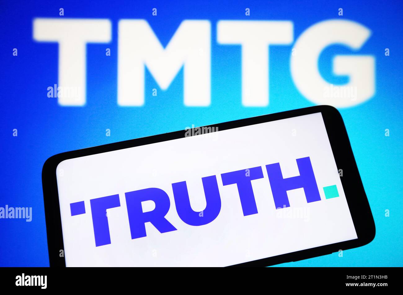 Ukraine. Oktober 2023. In dieser Fotoabbildung ist das Logo von Truth Social auf einem Smartphone und das Logo der Trump Media & Technology Group (TMTG) auf einem pc-Bildschirm zu sehen. (Foto von Pavlo Gonchar/SOPA Images/SIPA USA) *** ausschließlich für redaktionelle Nachrichten *** Credit: SIPA USA/Alamy Live News Stockfoto