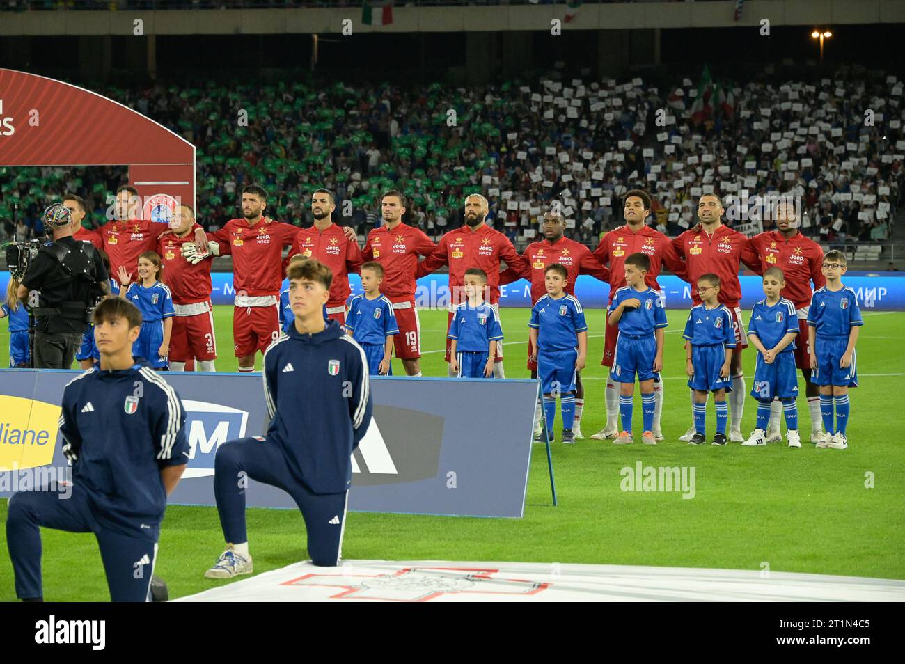 Stadio San Nicola, Bari, Italien. Oktober 2023. Qualifikation der internationalen Fußballgruppe C Euro 2024, Italien gegen Malta; die Startaufstellung von Malta hält eine Schweigeminute für den Krieg in Israel. Credit: Action Plus Sports/Alamy Live News Stockfoto