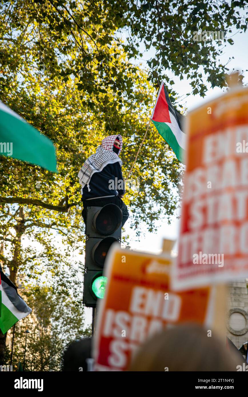 London, Vereinigtes Königreich - 14. Oktober 2023: Pro-Palästina-marsch in Zentral-London in Solidarität mit den Palästinensern. Stockfoto