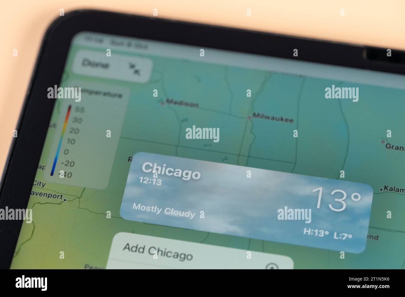 New York, USA – 8. Oktober 2023: Überprüfung der Temperatur außerhalb von Chicago mit der Online-App, dem ipad, dem Tablet-Bildschirm aus nächster Nähe Stockfoto