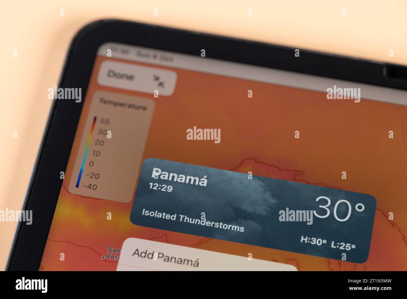 New York, USA - 8. Oktober 2023: Überprüfung der Temperatur in Panama City mit der Online-App ipad Tablet Bildschirm Nahaufnahme Stockfoto