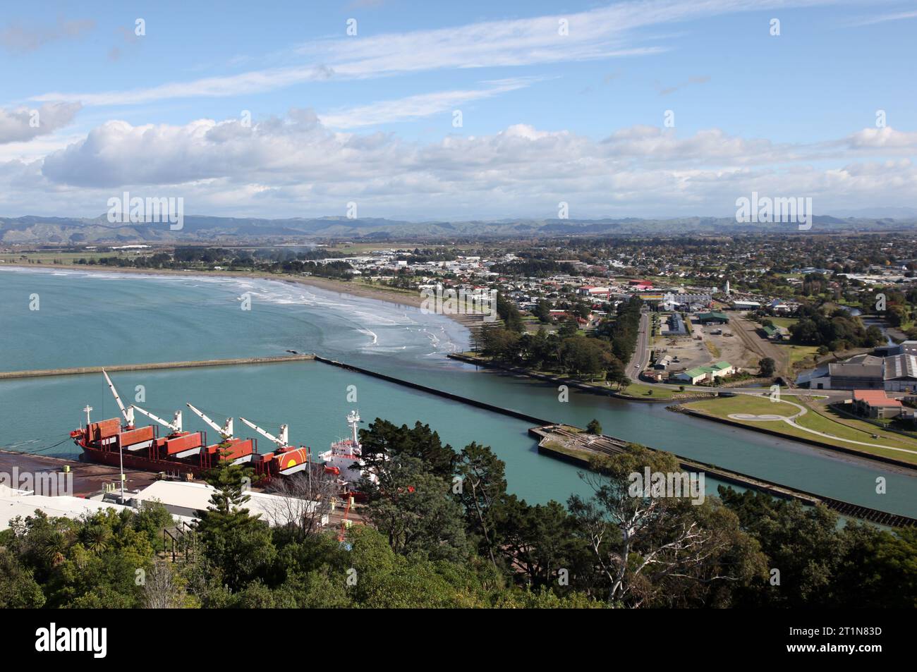 Blick auf Gisborne und seinen Hafen. Diese Stadt an der Ostküste der Nordinsel Neuseelands ist ein wichtiges regionales Zentrum. Stockfoto