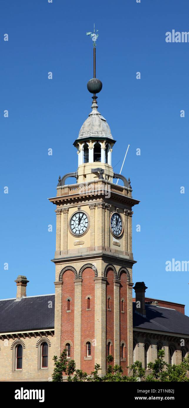 Der Uhrturm des Zollhauses. Bekanntes Wahrzeichen in Newcastle, Australien. Das Gebäude wurde in zwei Bauabschnitten zwischen 1874 und 1899 errichtet. Stockfoto