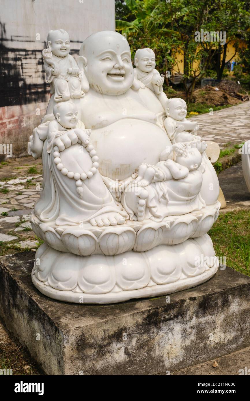 Lächelnde Buddha-Skulpturen, Vietnam, zwischen Hanoi und Haiphong, Highway QL18. Symbol für Glück, Fülle, Zufriedenheit und Wohlbefinden. Stockfoto