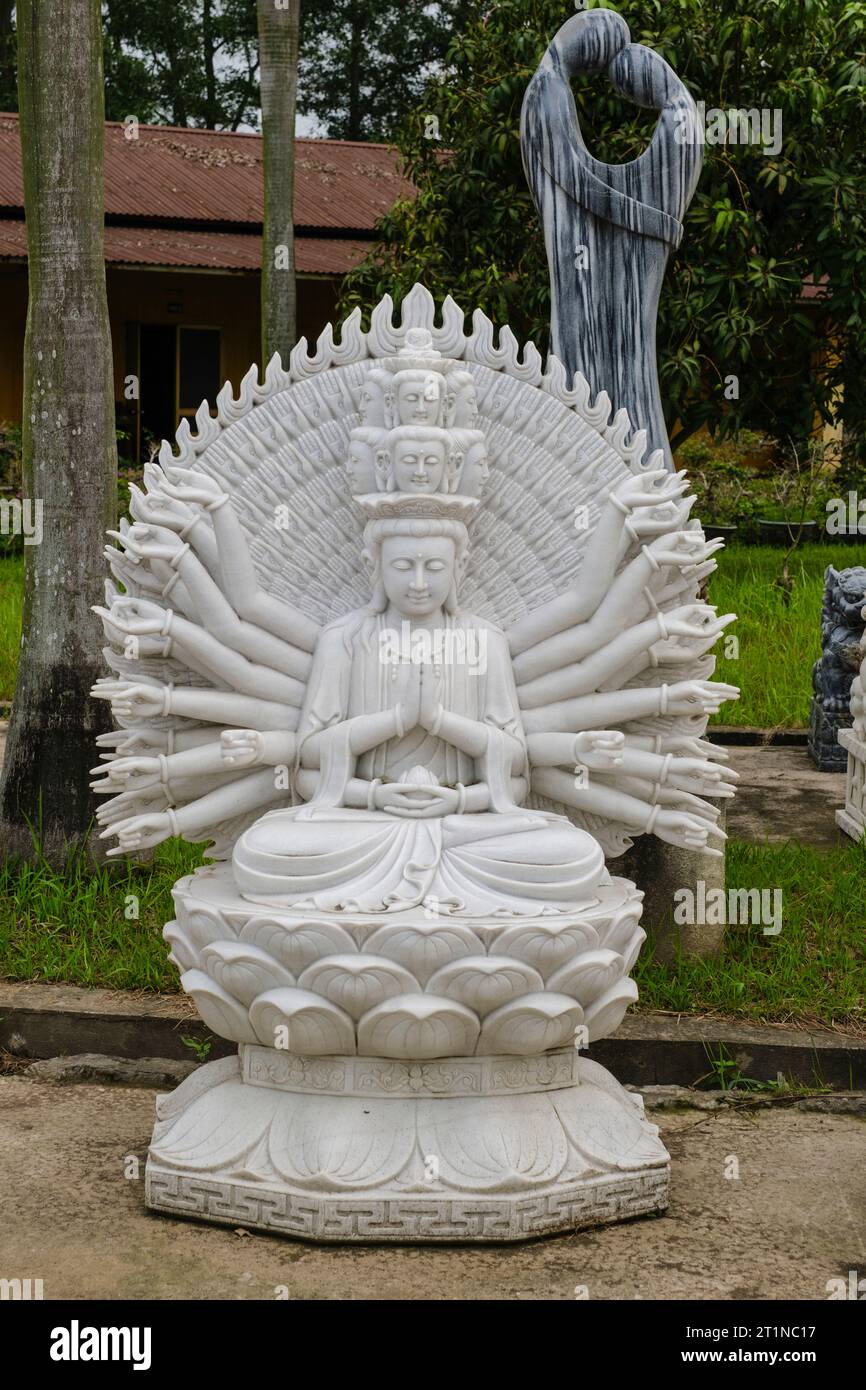 Avalokiteshvara (der Bodhisattva des Mitgefühls) Buddha-Skulptur, Vietnam, zwischen Hanoi und Haiphong, Highway QL18. Stockfoto