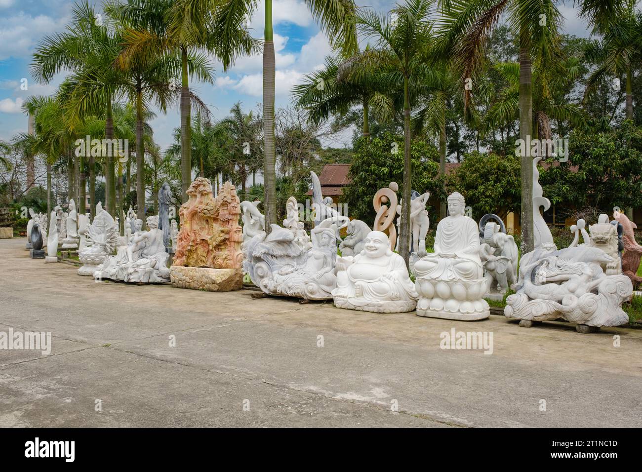 Buddha-Skulpturen, Vietnam, zwischen Hanoi und Haiphong, Highway QL18. Stockfoto