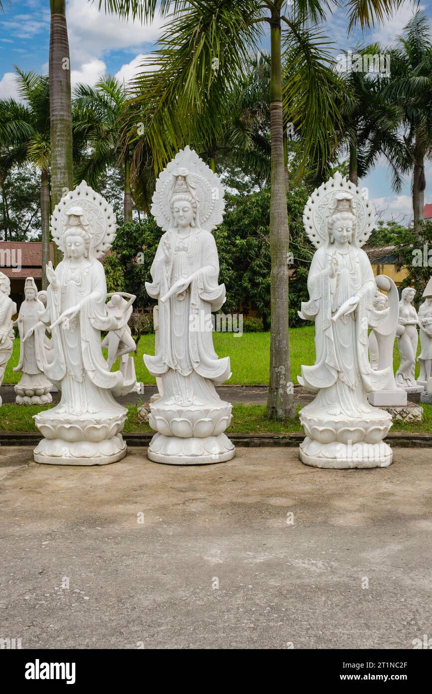 Buddha-Skulpturen, Vietnam, zwischen Hanoi und Haiphong, Highway QL18. Stockfoto