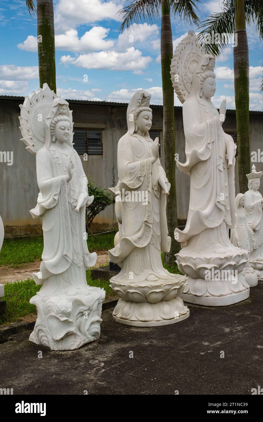 Buddha-Skulpturen, Vietnam, zwischen Hanoi und Haiphong, Highway QL18. Stockfoto
