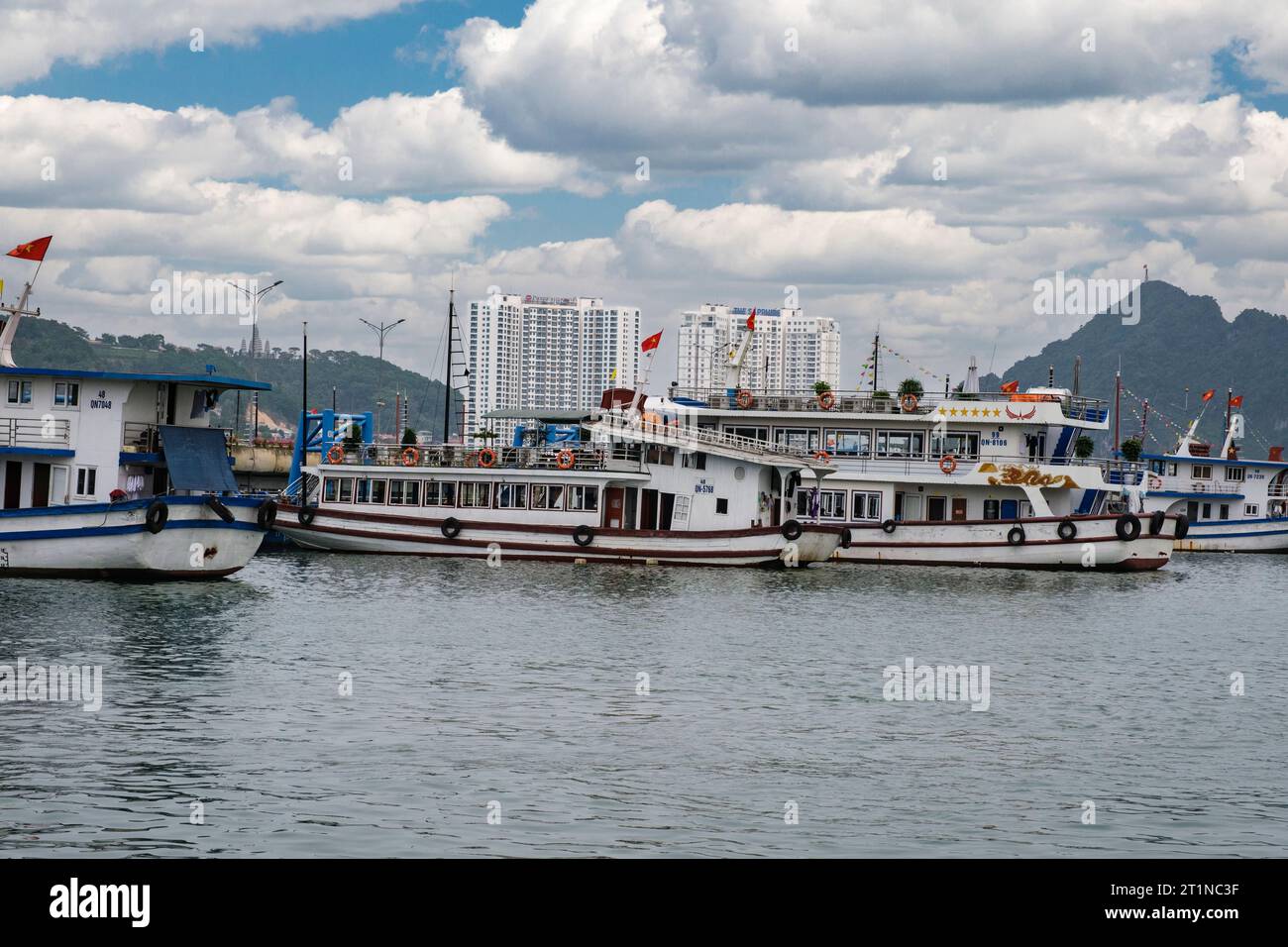 Ha Long Bay, Vietnam. Touristen Sightseeing Boote. Stockfoto