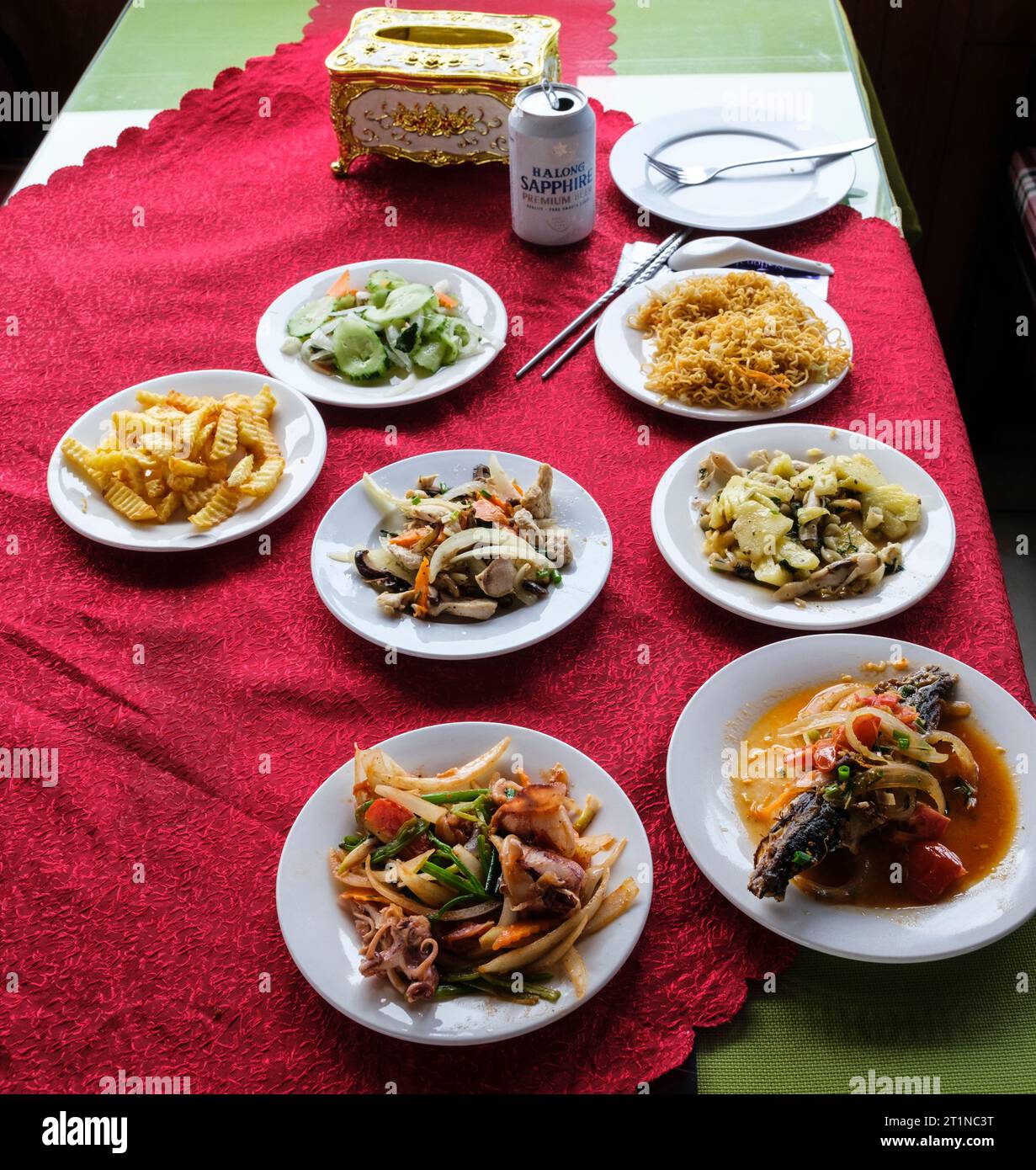 Typisches Mittagessen auf einem Touristenboot in der Halong-Bucht, Vietnam. Stockfoto