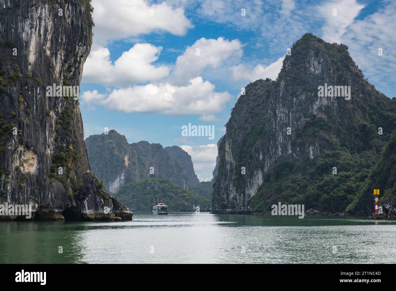 Ha Long Bay, Vietnam. Kalksteinkarste in der Bucht. Stockfoto