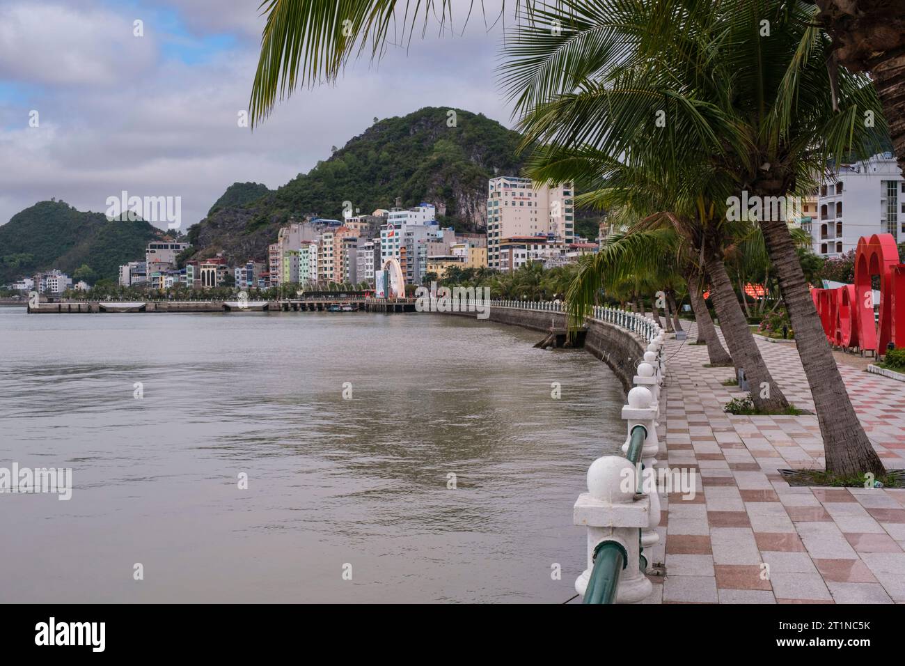 Cat Ba, Vietnam. Corniche Walkway Am Meer. Stockfoto