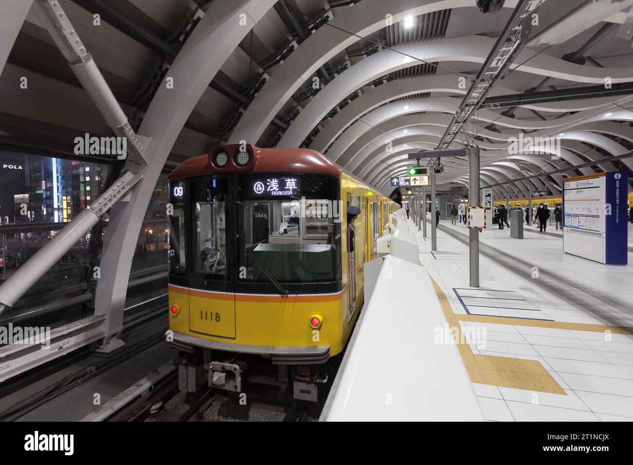 Ein neuer U-Bahn-Zug der Serie Tokyo 1000 am Bahnsteig der Ginza-Linie des Bahnhofs Shibuya, Tokio, Japan. Stockfoto