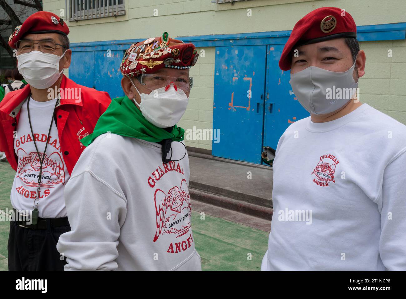 Ein Gruppenporträt einiger Freiwilliger der Guardian Angels, die bei der Saint Patrick's Day Parade in Omotesando, Tokio, Japan, zur Sicherheit beigetragen haben Stockfoto