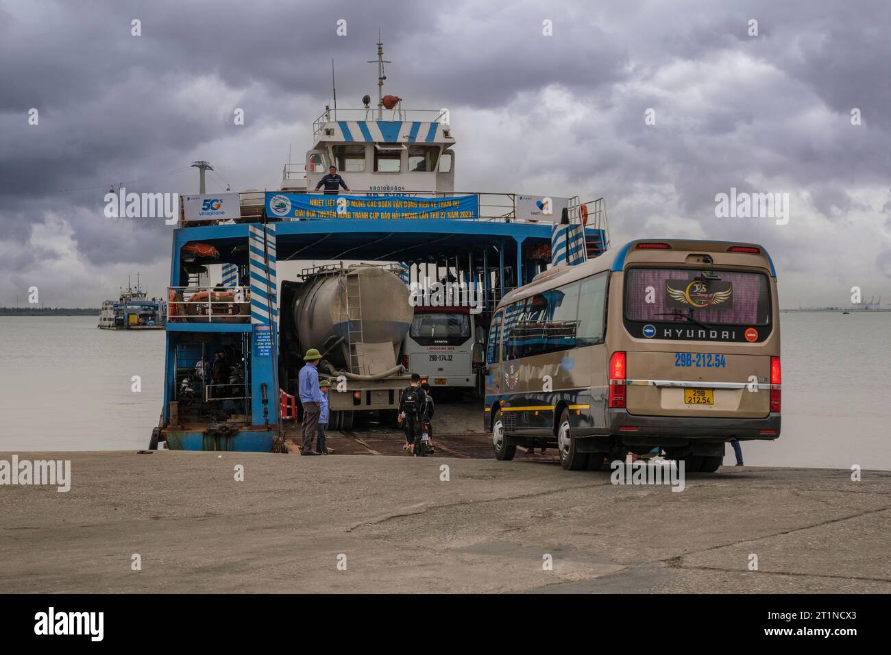 Cat Ba, Vietnam. Verladefahrzeug Fähre von Cat Ba Island nach Haiphong. Stockfoto