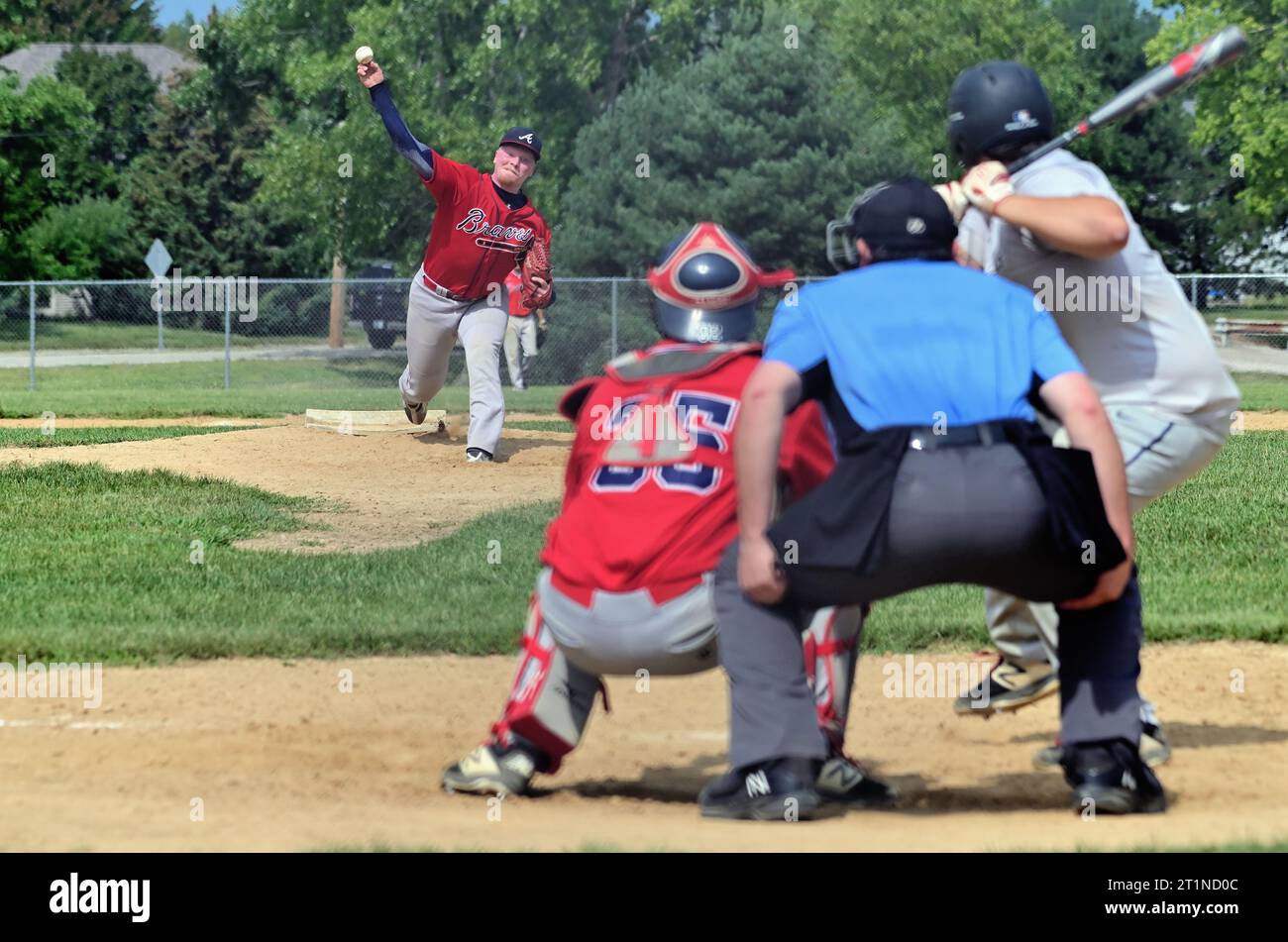 Spring Grove, Illinois, USA. Pitcher lässt ein Spielfeld während eines Amateur-Baseballspiels für Männer in den Vororten von Chicago warten. Stockfoto