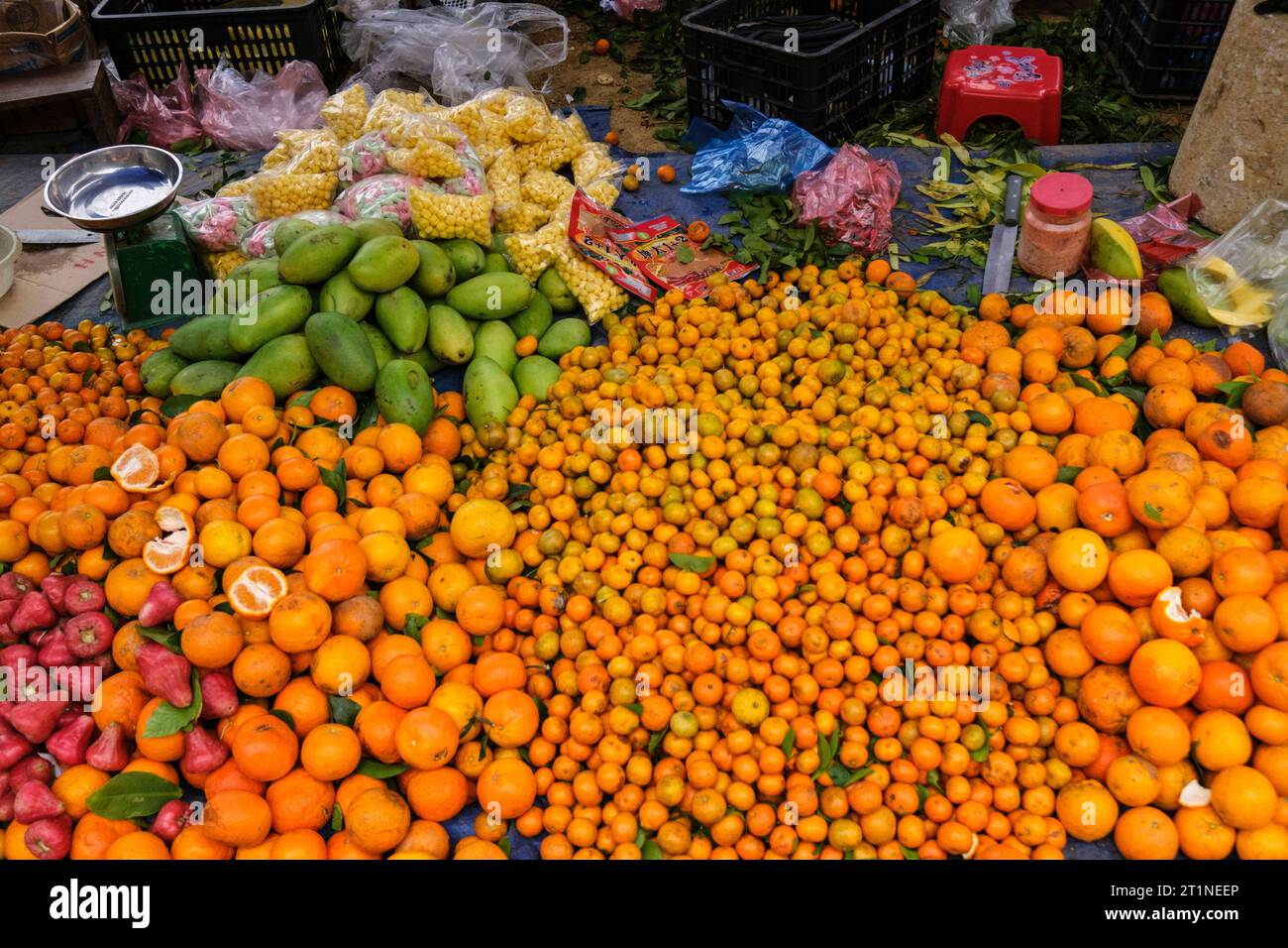 Cau Samstagmarkt, Orangen, Mandarinen und andere Früchte zum Verkauf. Provinz Lao Cai, Vietnam. Stockfoto