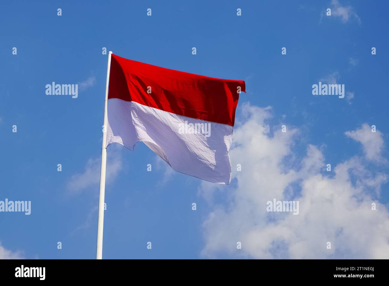 Indonesische Flagge, die rote und weiße Flagge, nationales Symbol Indonesiens mit zwei horizontalen Bändern, rot (oben) und weiß (unten). Stockfoto