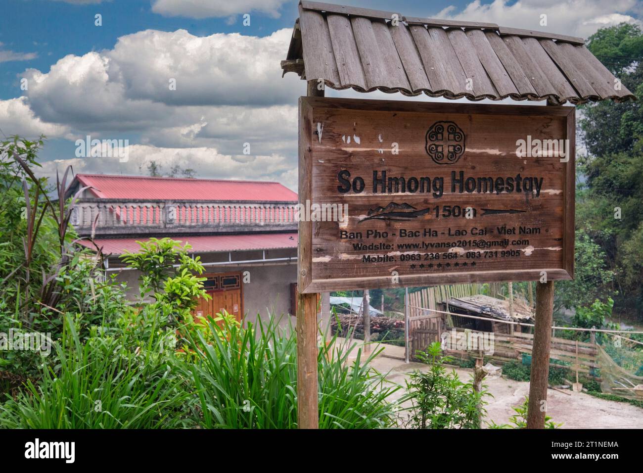 Bac Ha, Vietnam. Signb Advertising Hmong Homestay. Stockfoto