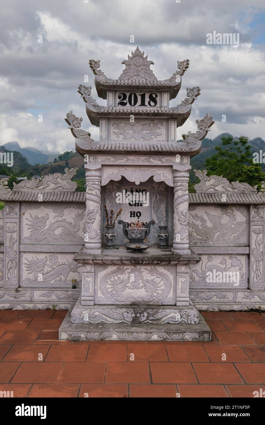 Friedhof in der Nähe von Bac Ha, Provinz Lao Cai, Vietnam. Grabmarkierung. Stockfoto