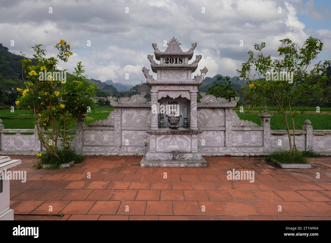 Friedhof in der Nähe von Bac Ha, Provinz Lao Cai, Vietnam. Grabmarkierung. Stockfoto