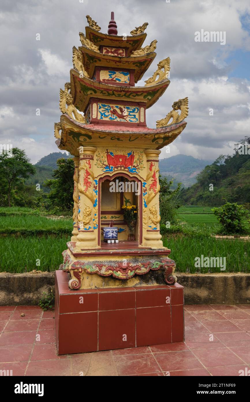 Friedhof in der Nähe von Bac Ha, Provinz Lao Cai, Vietnam. Grabmarkierung. Stockfoto