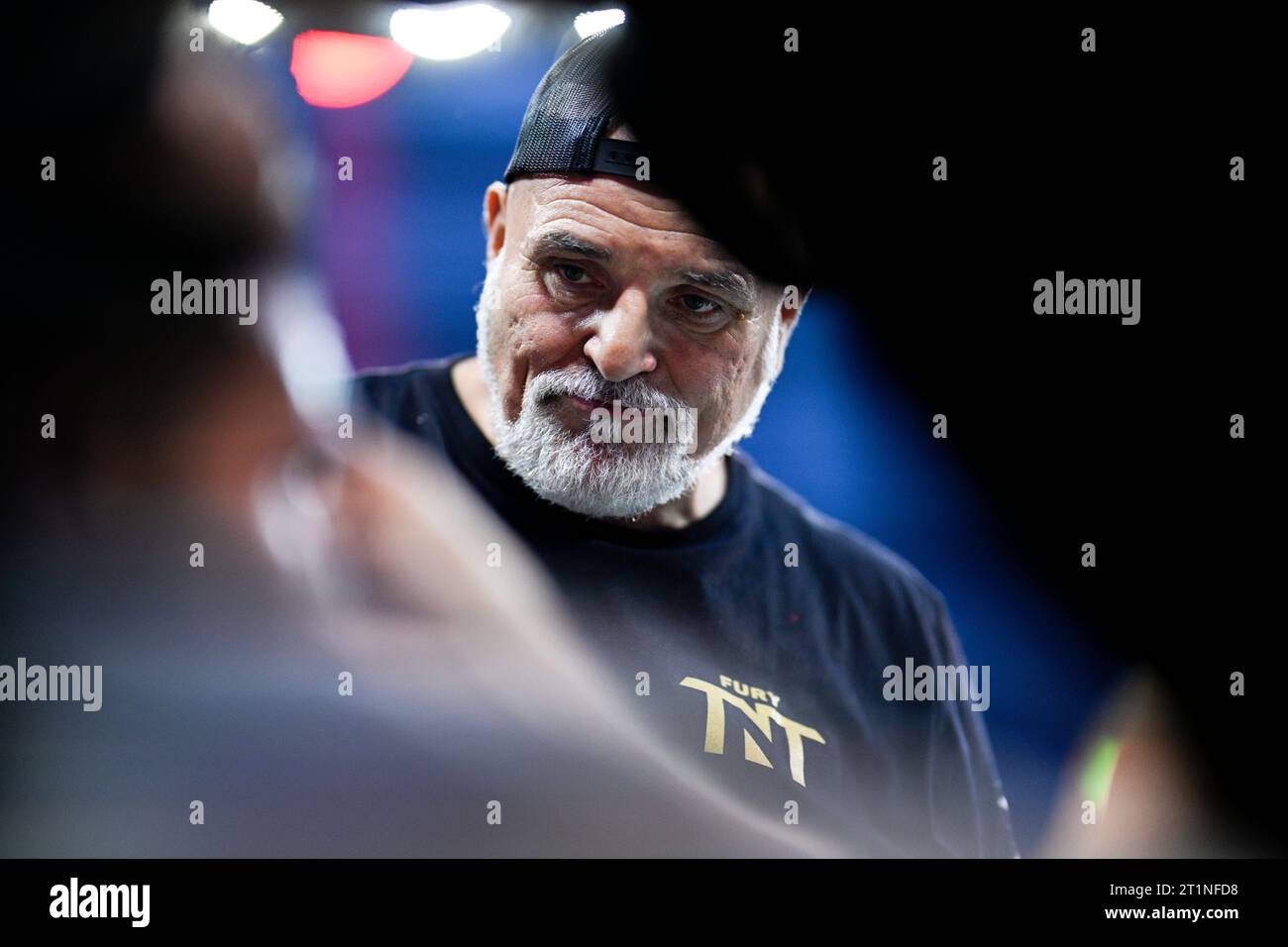 Manchester, Großbritannien. John Fury trainiert Tommy Fury während seines Kampfes gegen KSI während der Prime Card-Veranstaltung in der Manchester Arena. Wut gewann durch Mehrheitsentscheidung. Quelle: Benjamin Wareing/Alamy Live News Stockfoto