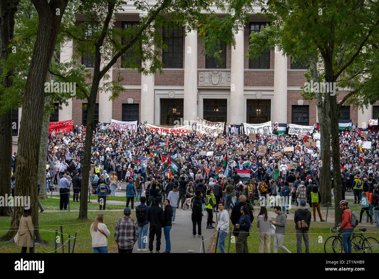 Cambridge, Massachusetts USA 14. Oktober 2023 Harvard Graduate Students for Palestine Rally on the Steps of Widner Library, Harvard University, Cambridge, Massachusetts. An der Kundgebung nahmen etwa 300 Personen Teil, viele waren nicht mit Harvard verbunden. (Rick Friedman) Guthaben: Rick Friedman/Alamy Live News Stockfoto