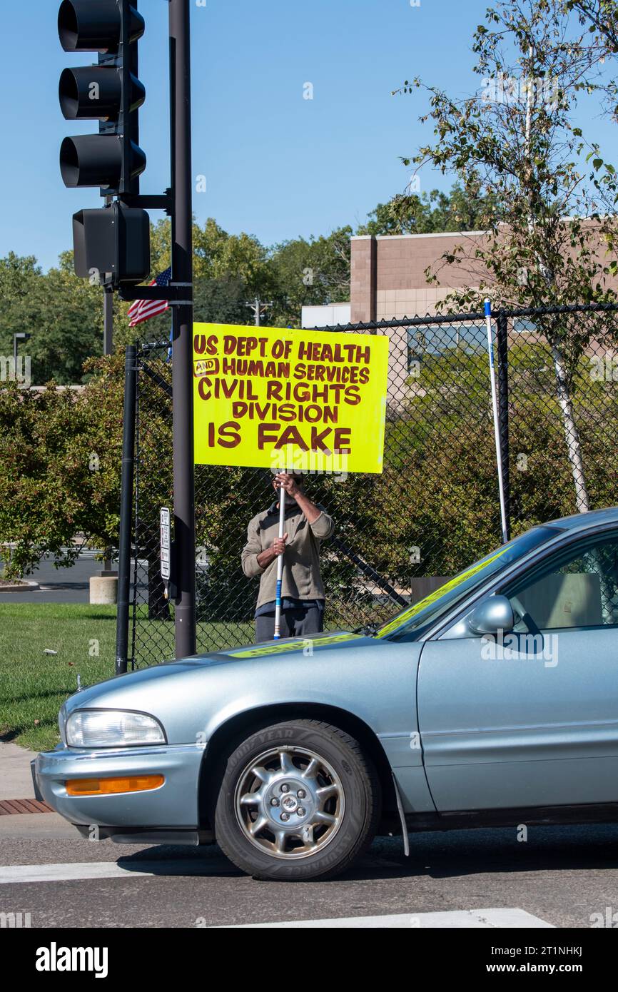 St. Paul, Minnesota. Ein Mann protestiert gegen Health Partners, einen gemeinnützigen Gesundheitsdienstleister und eine Krankenkasse. Der Demonstrant sagt, er hätte Stockfoto