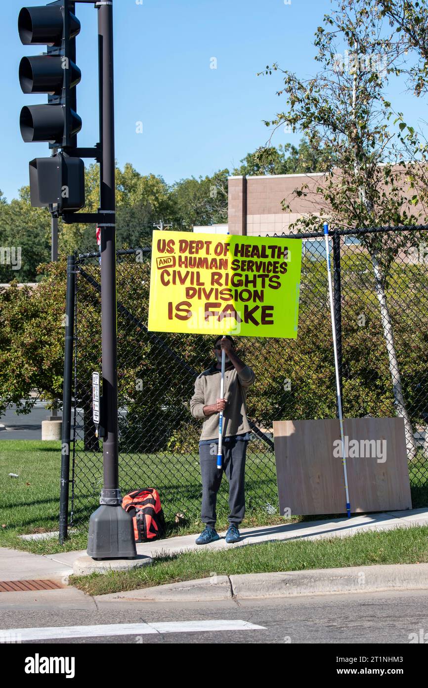 St. Paul, Minnesota. Ein Mann protestiert gegen Health Partners, einen gemeinnützigen Gesundheitsdienstleister und eine Krankenkasse. Der Demonstrant sagt, er hätte Stockfoto