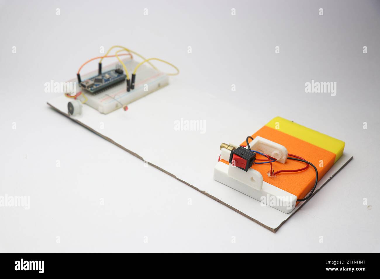 Prototyp eines Laser-Sicherheitsalarmgeräts, gebaut auf einem Stück Brett. Arbeitsmodelle eines Sicherheitssystems, das Laser verwendet Stockfoto