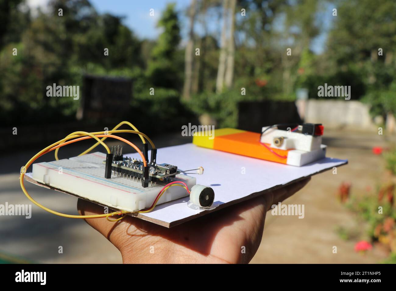 Laser-Sicherheitsalarm-Projekt mit Mikrocontroller, der an die Steckplatine angeschlossen ist und über Summer und LDR verfügt, während andere Schaltkreise über ein LED-Modul verfügen Stockfoto