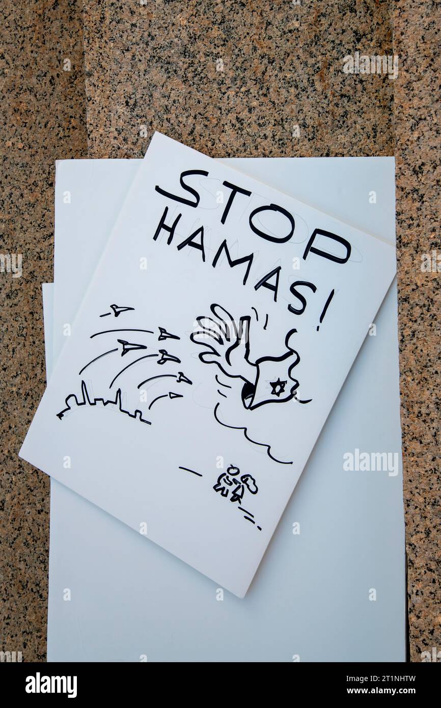 St. Paul, Minnesota. Menschen jeden Alters versammeln sich in der Hauptstadt des Staates, um Israel zu unterstützen und das Ende des Terrorismus zu fordern. Halten Sie die Hamas-Schild o Stockfoto